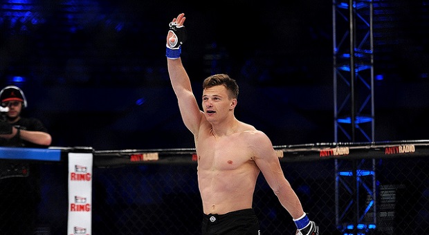 Damian Milewski przed Fighters Areną 8