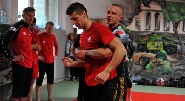 Piłkarze II-ligowego Zagłębia Sosnowiec na treningu boksu i MMA