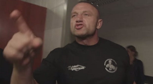 „Pudzian” konfrontuje się z Karolem Bedorfem w szatni podczas gali KSW 31 (wideo)