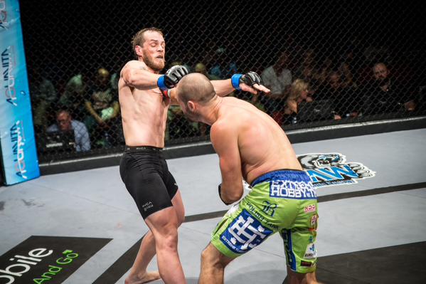 Rafał Haratyk wygrywa w pierwszej rundzie! Polak powalczy o pas EFC