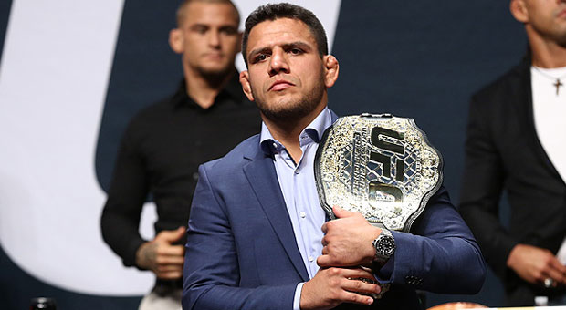 „Przeciągnę walkę do 4 rundy, Conor będzie błagać o jej koniec” – Rafael dos Anjos przed UFC 197