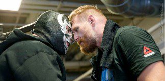 Wrestler przerywa trening medialny Josha Barnetta (WIDEO)