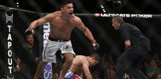 Kelvin Gastelum pokonuje Johnego Hendricksa na UFC 200