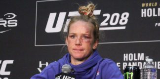 Holly Holm o ciosach po gongu w wykonaniu de Randamie: „Robiła to specjalnie” Holly Holm nie udało się zdobyć tytułu mistrzowskiego na UFC 239. Zawodniczka JacksonWink została brutalnie znokautowana w pierwszej rundzie przez Amandę Nunes. Zawsze mówię, że żyje pełna marzeń. Nigdy co prawda nie myślałam o byciu znokautowaną przez wysokie kopnięcie, na pewno to nie część moich marzeń. To był mój koszmar, teraz wstajesz rano i mówisz, że tak się już stało, takie jest życie. Amerykanka po wygranej nad Rondą Rousey stoczyła jeszcze 7 pojedynków, licząc ostatnią walkę, niestety aż 5 z nich przegrała. Wiele osób wysyła więc z tego powodu Holm na sportową emeryturę. Wiedzcie, że ze mną wszystko w porządku. Ciągle idę do przodu. Wiadomo mam teraz złamane serce, ale to nic, doceniam wasze wsparcie i miłość. Co więcej, Dana White w ostatnim wywiadzie przyznał, że oczekuje od Holm zawieszenia rękawic na kołku. To świetna zawodniczka, przykład człowieka. Nie wiem, ale myślę, że musi pomyśleć nad tym, co dalej- mówi prezydent UFC dla MMAFighting. Mówię to ze względu na to, że zawsze dbam o nią jako zawodniczkę. Musimy po prostu o tym pogadać.