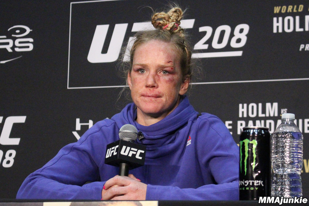 Holly Holm nie udało się zdobyć tytułu mistrzowskiego na UFC 239. Zawodniczka JacksonWink została brutalnie znokautowana w pierwszej rundzie przez Amandę Nunes.   Zawsze mówię, że żyje pełna marzeń. Nigdy co prawda nie myślałam o byciu znokautowaną przez wysokie kopnięcie, na pewno to nie część moich marzeń. To był mój koszmar, teraz wstajesz rano i mówisz, że tak się już stało, takie jest życie.   Amerykanka po wygranej nad Rondą Rousey stoczyła jeszcze 7 pojedynków, licząc ostatnią walkę, niestety aż 5 z nich przegrała. Wiele osób wysyła więc z tego powodu Holm na sportową emeryturę.  Wiedzcie, że ze mną wszystko w porządku. Ciągle idę do przodu. Wiadomo mam teraz złamane serce, ale to nic, doceniam wasze wsparcie i miłość.  Co więcej, Dana White w ostatnim wywiadzie przyznał, że oczekuje od Holm zawieszenia rękawic na kołku.  To świetna zawodniczka, przykład człowieka. Nie wiem, ale myślę, że musi pomyśleć nad tym, co dalej- mówi prezydent UFC dla MMAFighting.  Mówię to ze względu na to, że zawsze dbam o nią jako zawodniczkę. Musimy po prostu o tym pogadać.