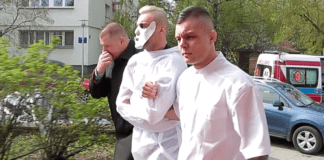 Krzysztof Kułak przywieziony w kaftanie bezpieczeństwa na konferencję przed PLMMA 73