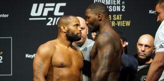 Daniel Cormier poddaje Anthony’ego Johnsona duszeniem zza pleców na UFC 210