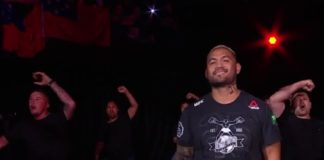 Zobacz jak Mark Hunt w roztańczony sposób po raz ostatni wchodził do klatki UFC
