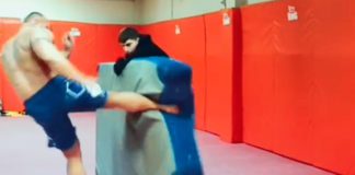 Mariusz Pudzianowski masakruje materac low kickami – Trening przed Kołeckim