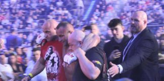 Mariusz Pudzianowski w eskorcie brata i lekarzy opuszcza klatkę po walce z Kołeckim