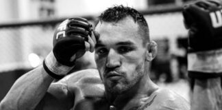 Michael Chandler pokazuje spuchnięty palec po UFC 274