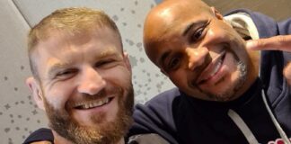 „Jest najlepszy w tej wadze na świecie” – Daniel Cormier wskazuje najlepszego lekkiego