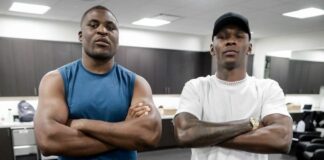Francis Ngannou reaguje na zakończenie walki Toma Aspinalla i Curtisa Blaydesa