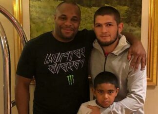 Cormier: „Gdyby Khabib nadal walczył, dalej byłby mistrzem UFC”