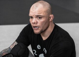 Anthony Smith z poważnymi zarzutami. Grozi mu kara ponad 20 lat pozbawienia wolności