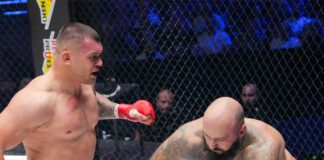 Darko Stosic potężnym sierpem posyła nieprzytomnego Michala Martinka na deski!