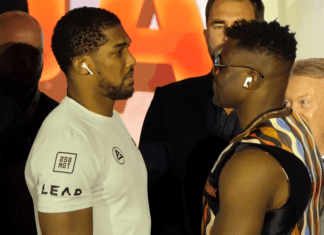 Anthony Joshua i Francis Ngannou twarzą w twarz przed starciem w ringu bokserskim (WIDEO)