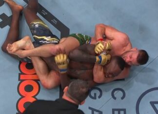 Dricus du Plessis dusi Israela Adesanyę. UFC przypomina mistrzowską walkę (WIDEO)