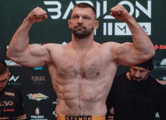 Szymon Kołecki z czarnym pasem brazylijskiego jiu-jitsu