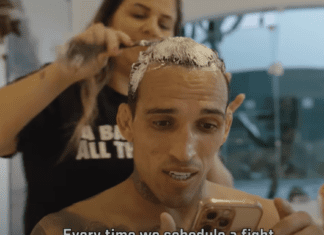 UFC 317: Embedded: Charles Oliveira farbuje włosy przed walką (WIDEO)