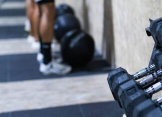 Hantle czy sztanga? Sprzęt siłowy w przygotowaniu do walki