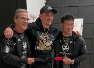 Po przegranej z Charlesem Oliveirą, Max Holloway nagrodzony czarnym pasem w BJJ